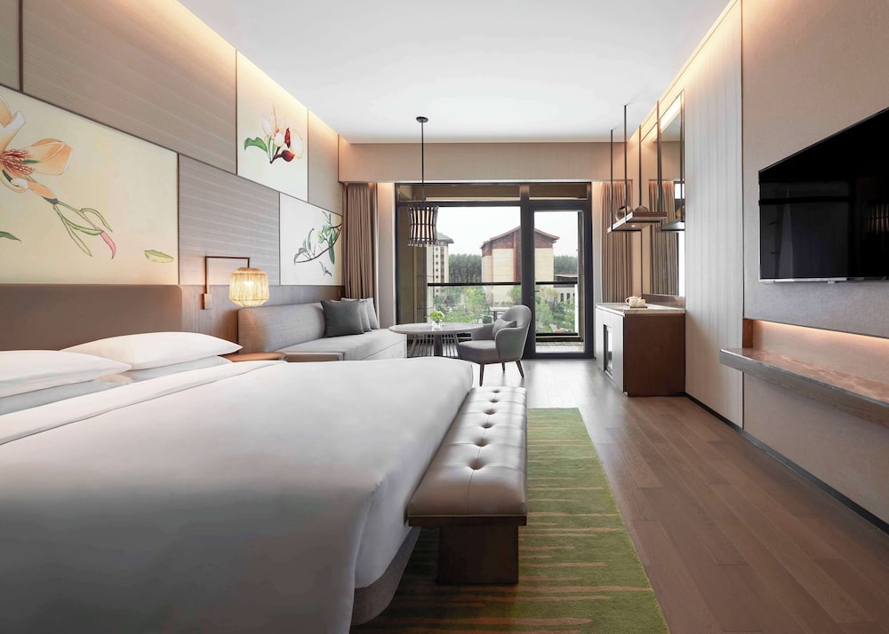 Room, King Bed, Garden View