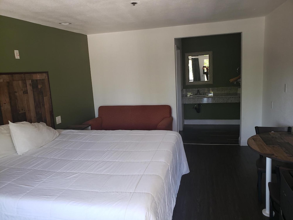 University Inn Fresno 20/48