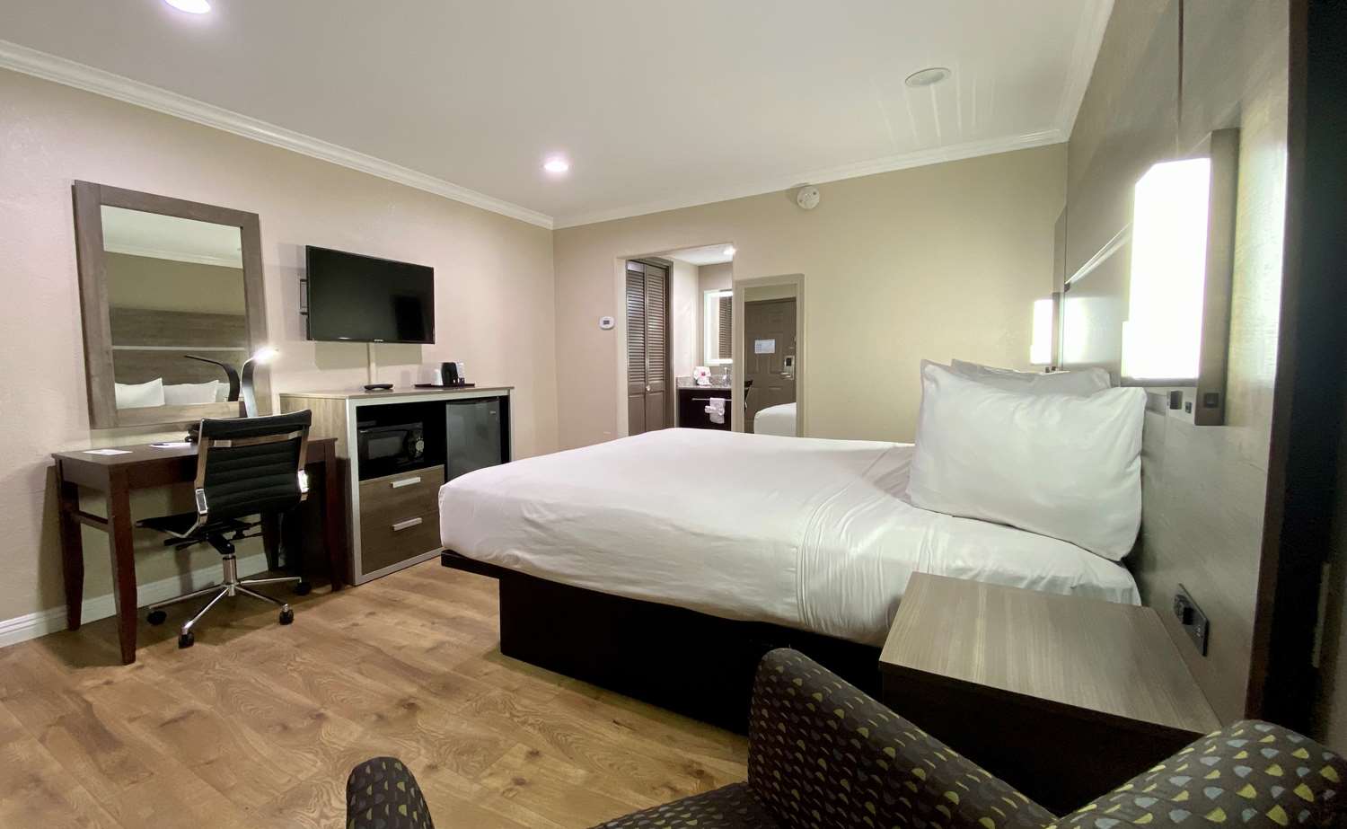 Room, King Bed, Ground Floor, SureStay Hotel by Best Western Santa Cruz 4/6