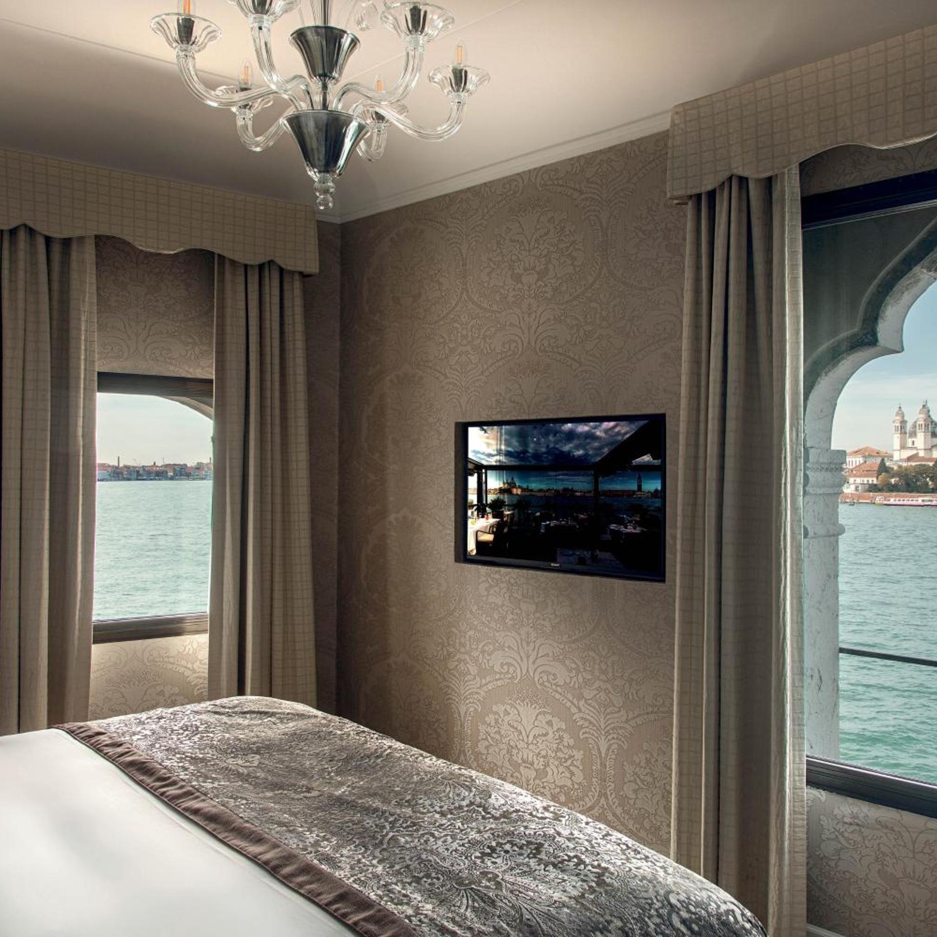 Suite, King Bed, Station View