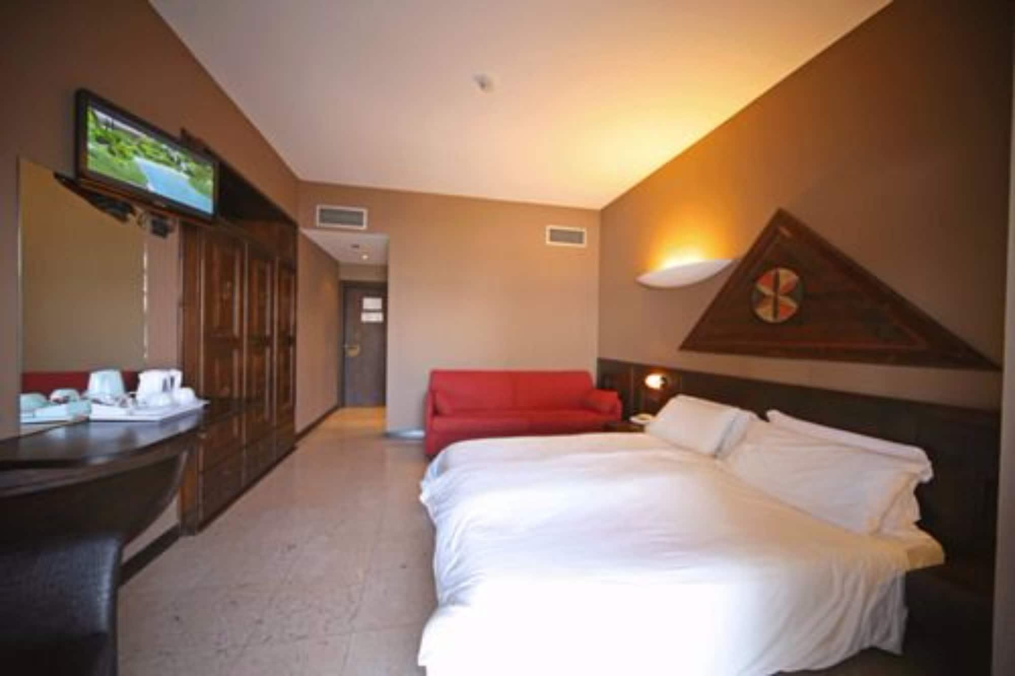 Deluxe, Triple, Lake View