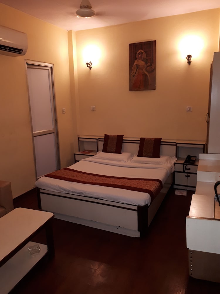 LALS HAVELI 37/47