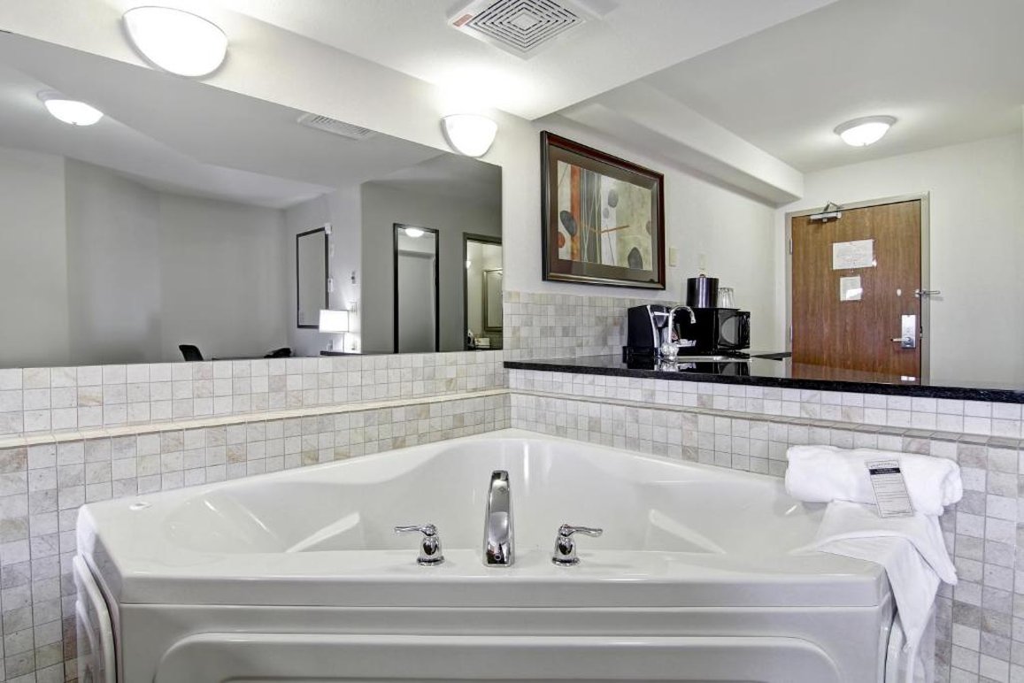 Weyburn Canalta Hotel 40/41