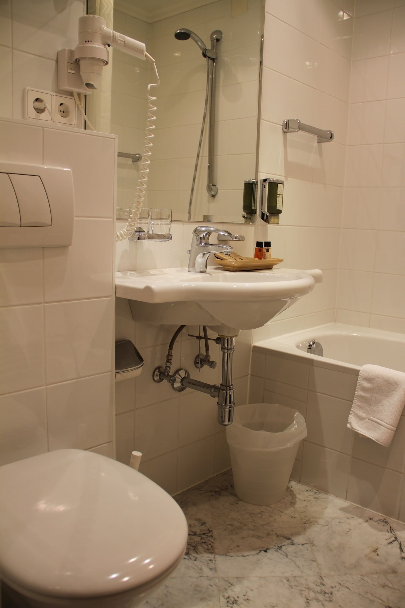 Room, Single, Double Bed, Post Seefeld - Wellnesshotel Tirol 3/3