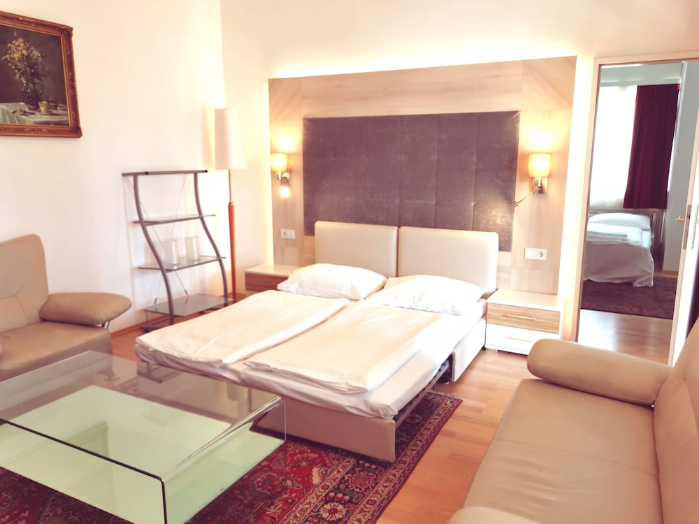 1 BEDROOM, DELUXE, APARTMENT, CITY VIEW, BALCONY