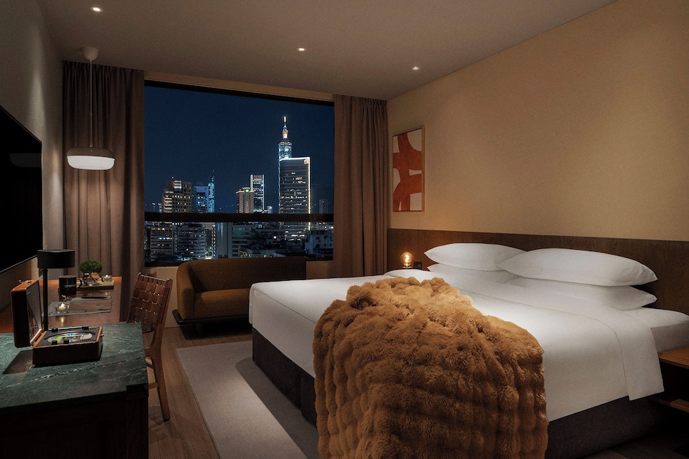 ROOM, KING BED, CITY VIEW
