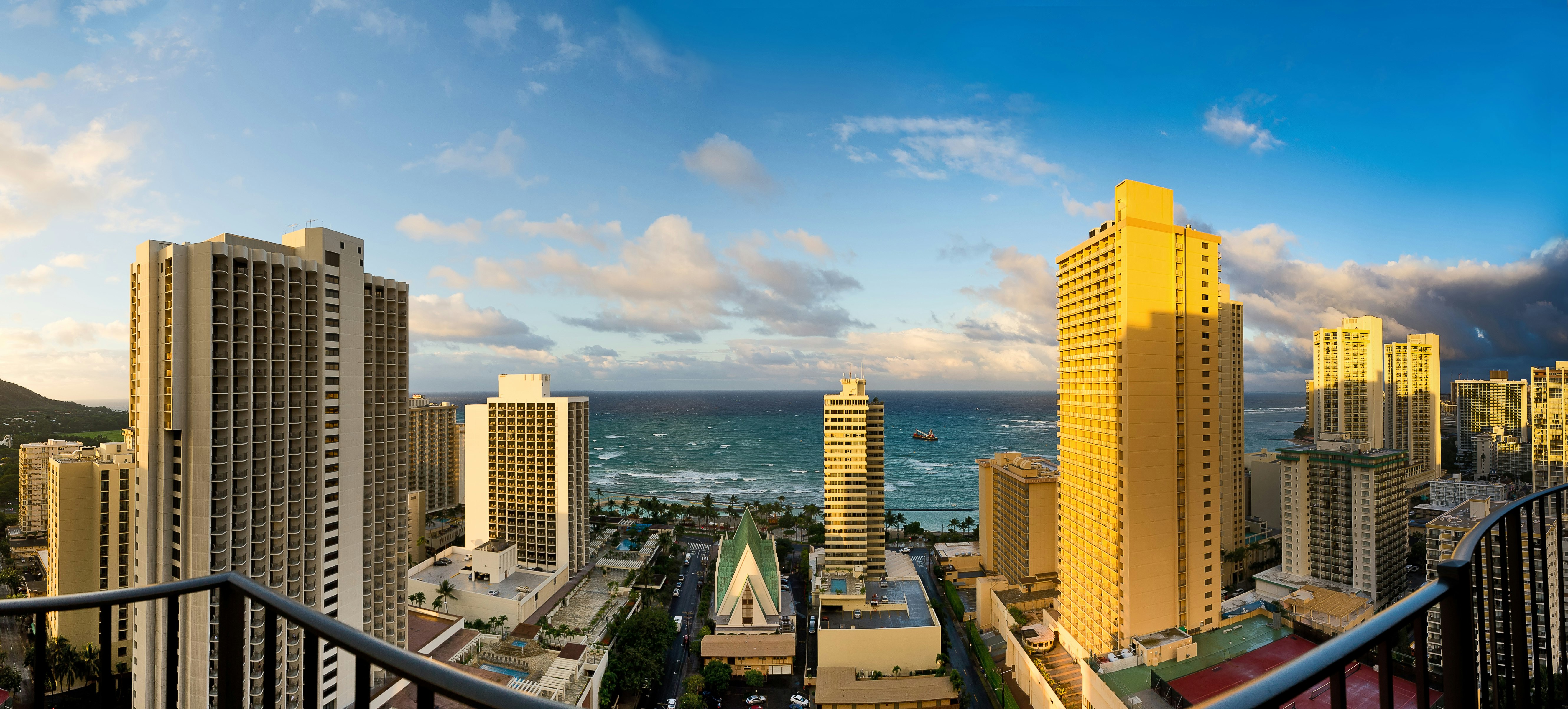 Hilton Waikiki Beach Resort & Spa 50/50