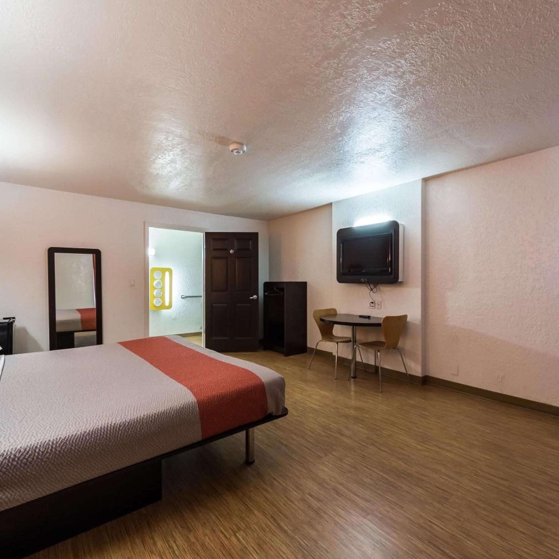 غرفة بسرير كينج، Motel6 Uvalde, TX 6/10
