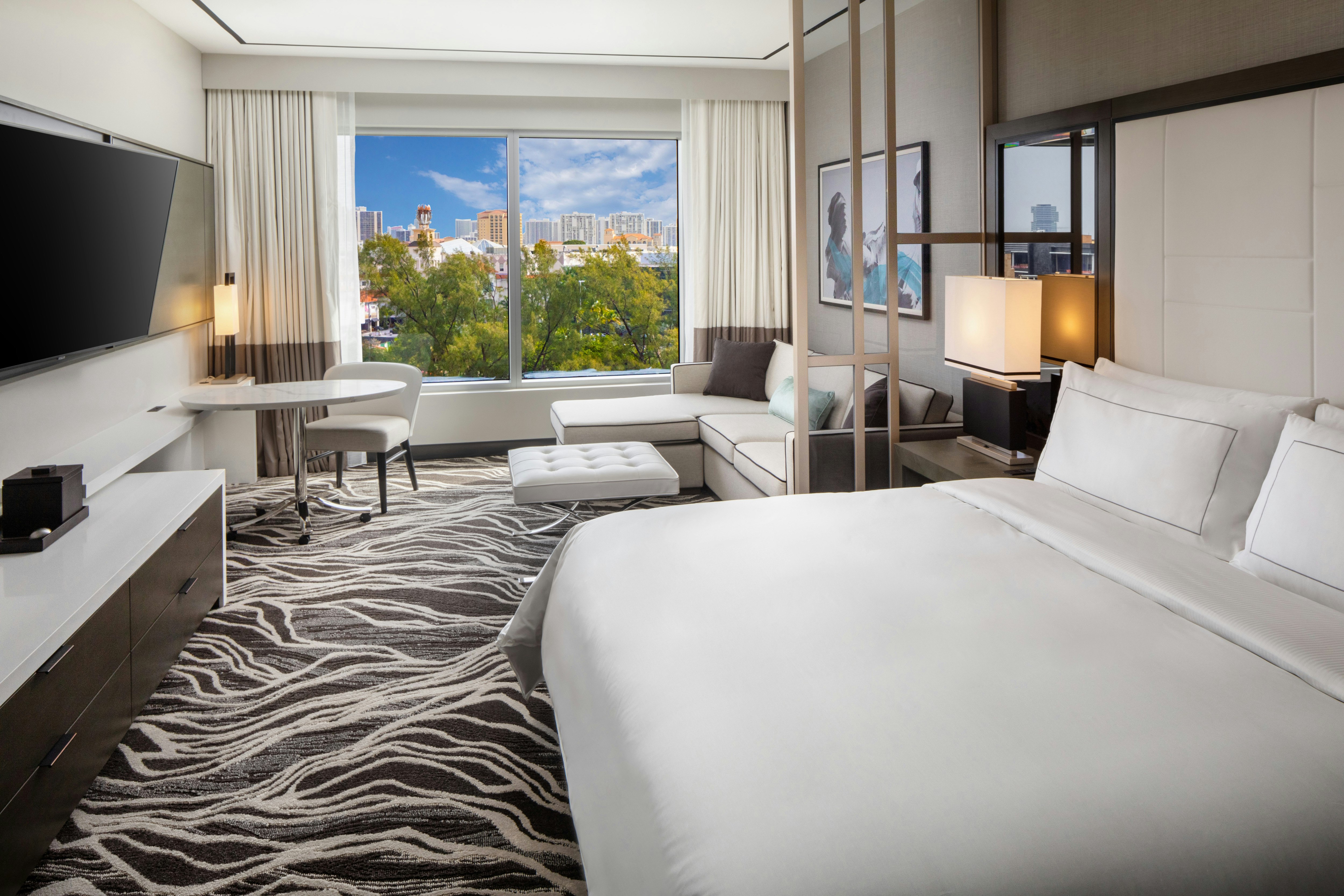DELUXE, KING BED, ACCESSIBLE