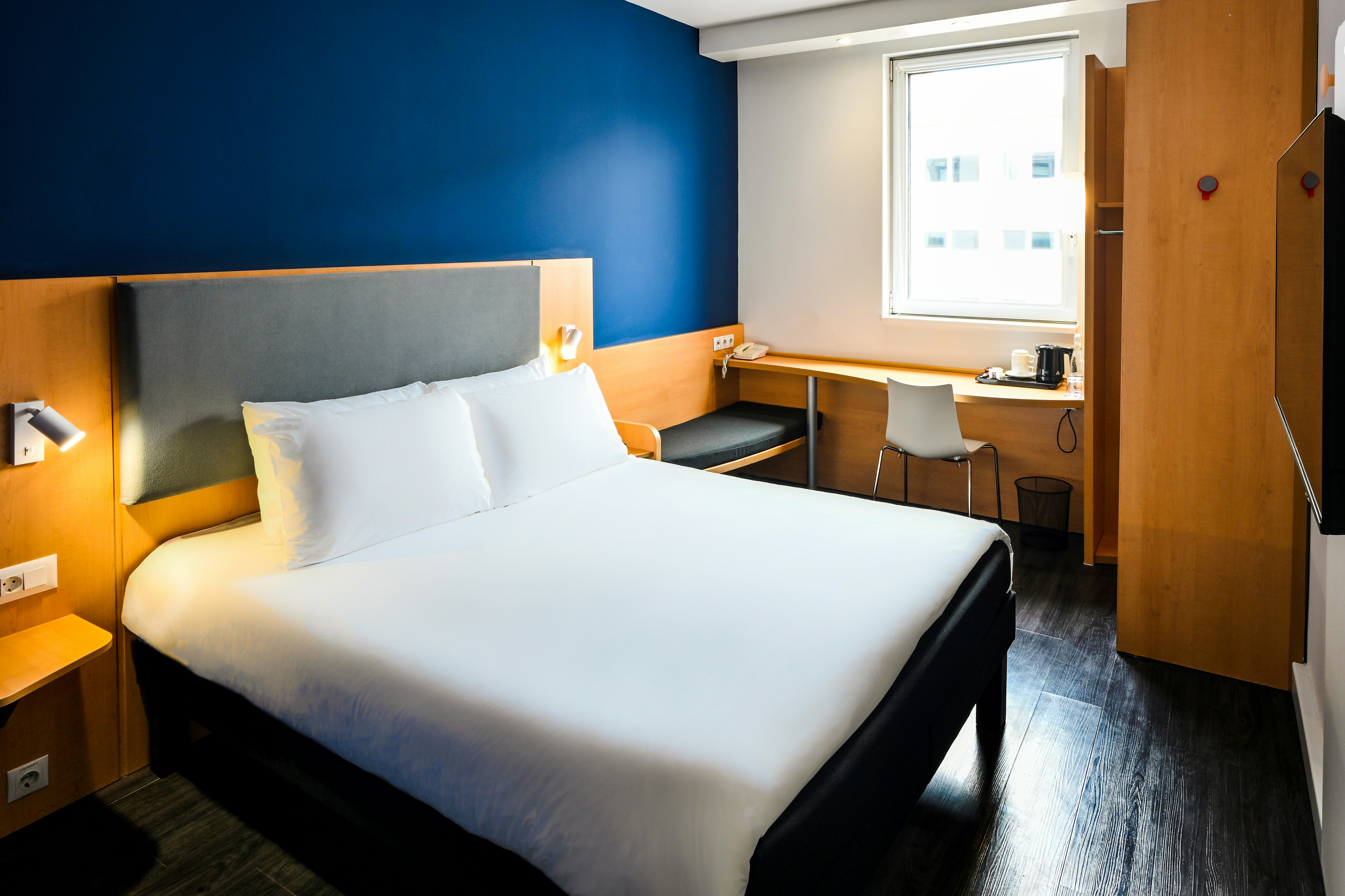Standard, Queen Bed