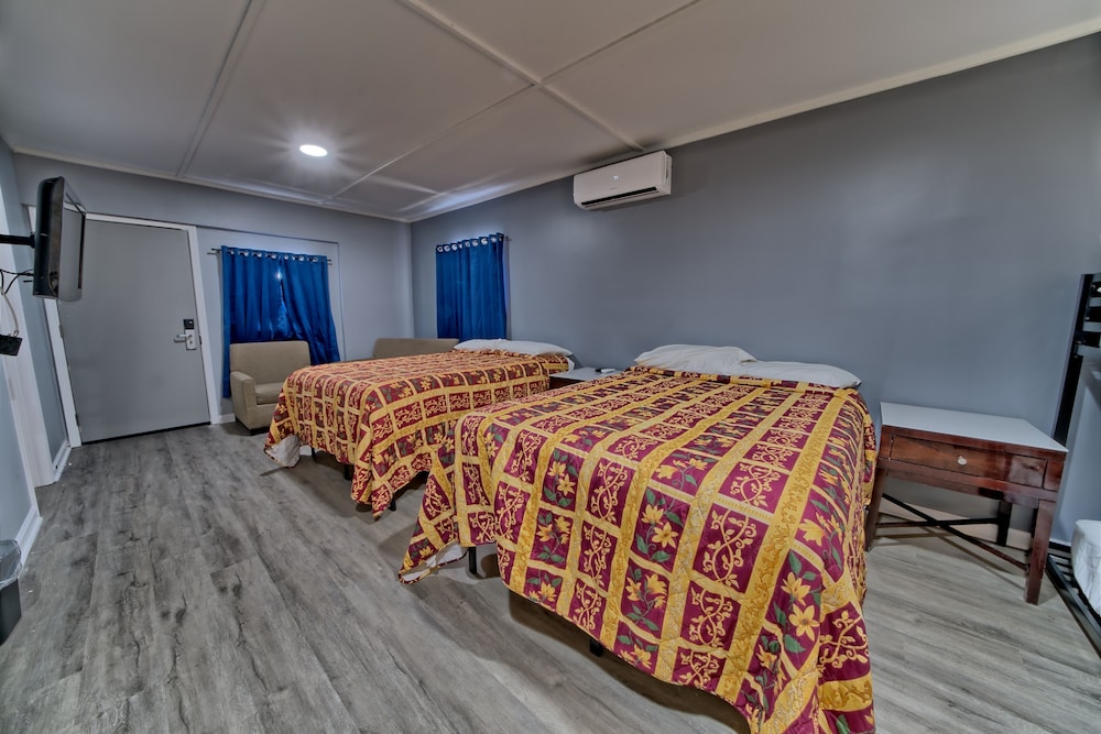FAMILY, STUDIO, KITCHENETTE, ACCESSIBLE