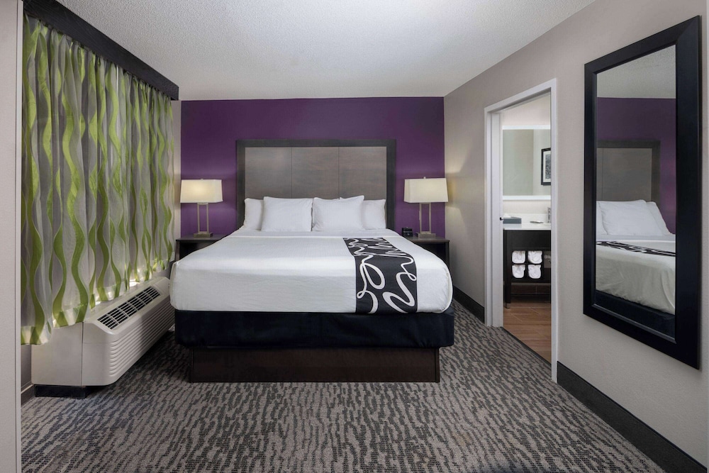 غرفة بسرير كينج، La Quinta Inn and Suites by Wyndham Kennesaw 2/10