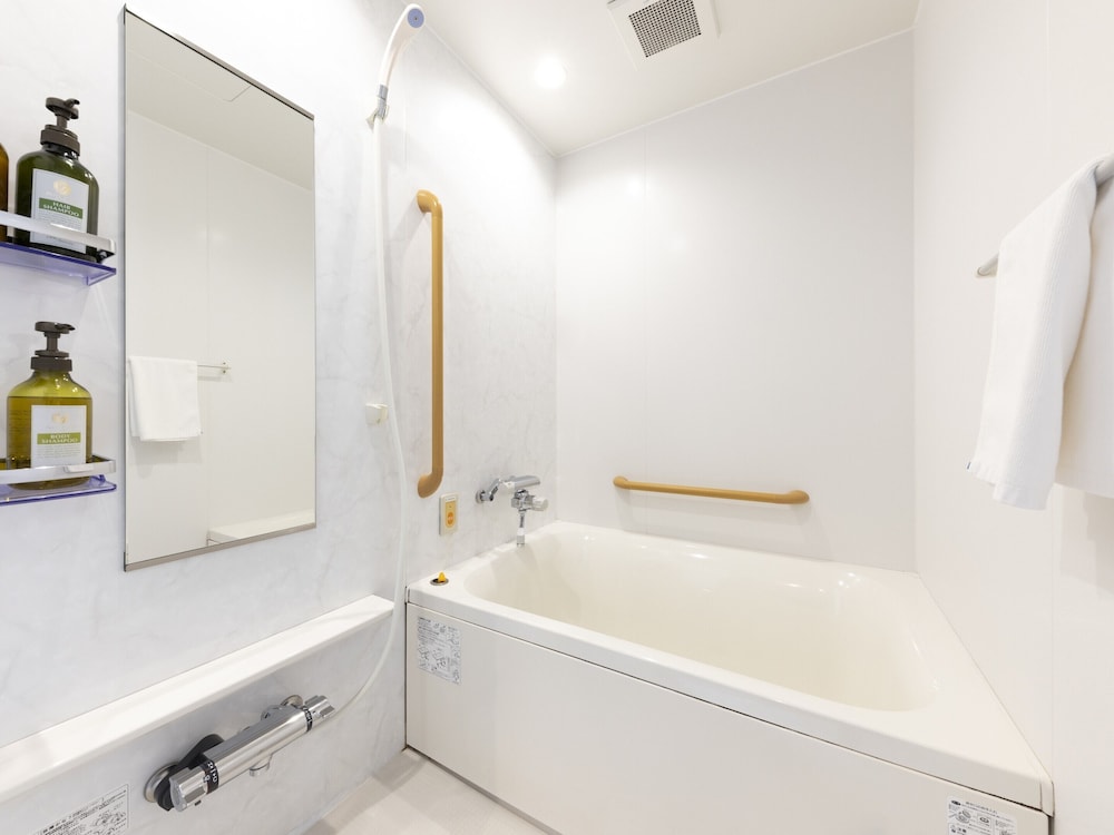 Private, Queen Bed, Accessible