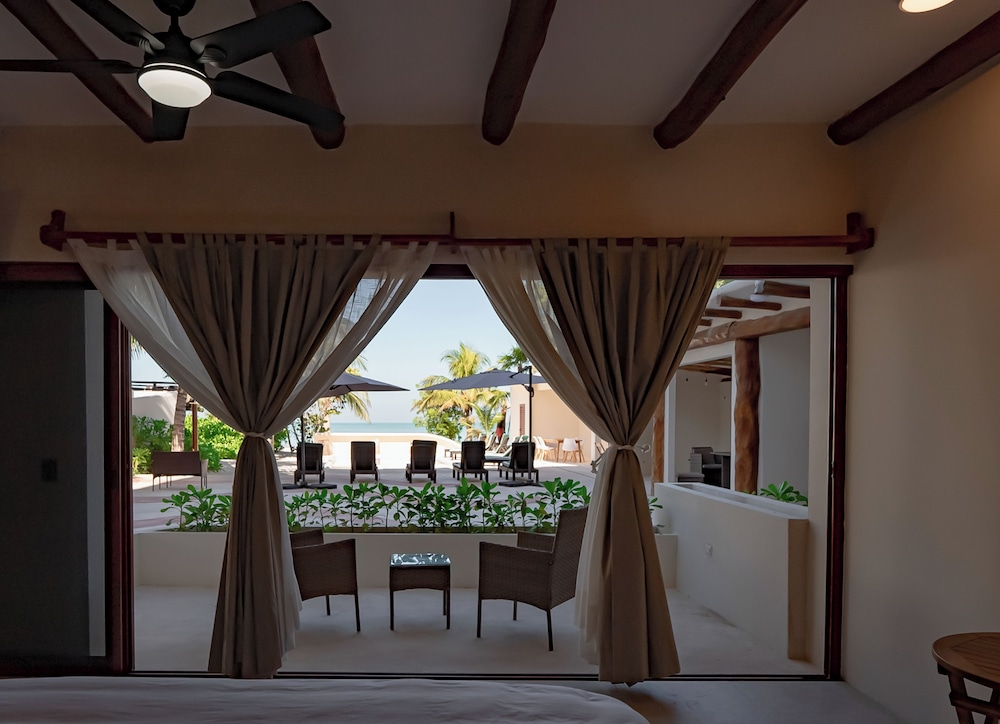 Beachfront Hotel Boutique DK 31/50