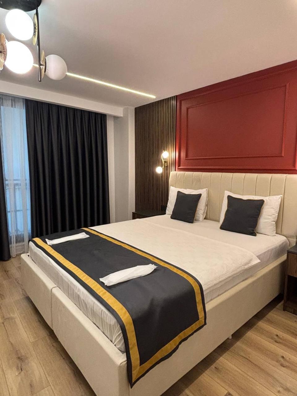 DELUXE, DOUBLE BED