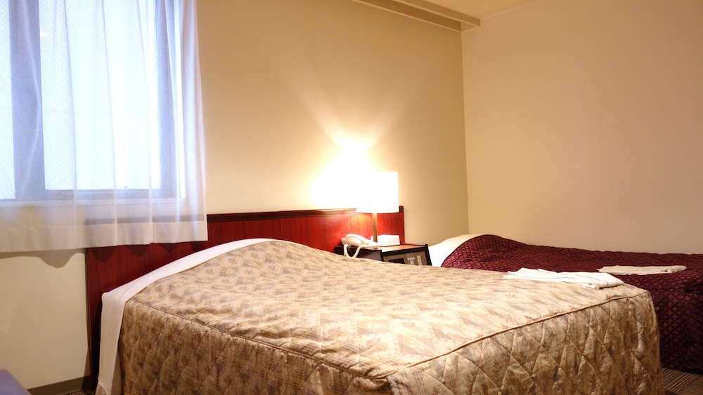 STUDIO, TWIN BEDS