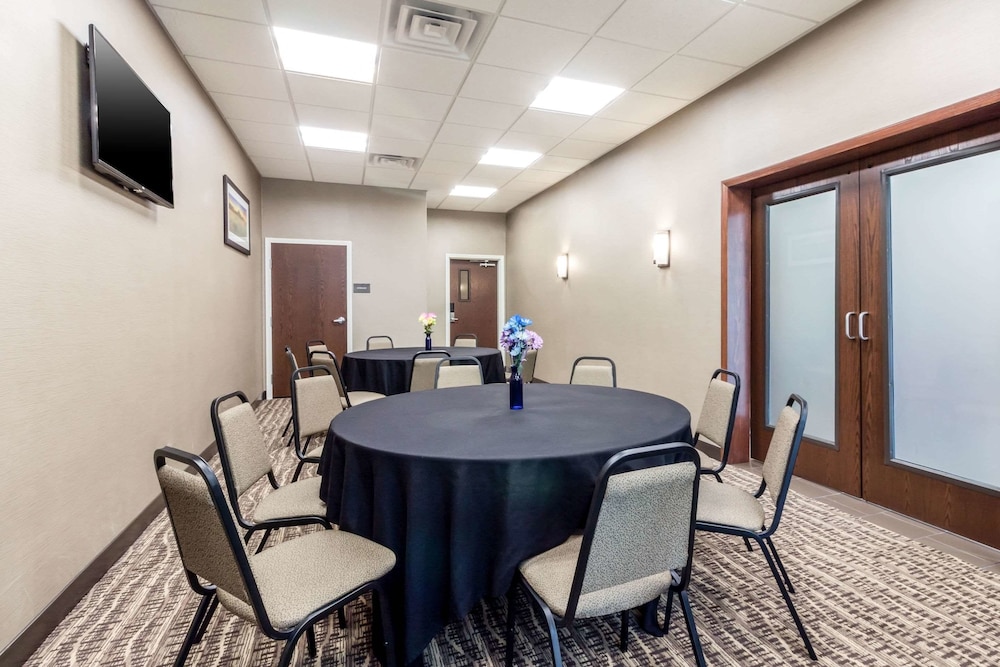 Comfort Suites Brookings near University 43/51