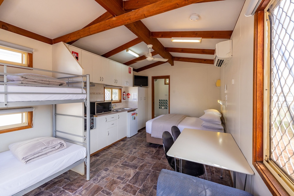 Studio, Cabin, Double and Bunk Bed، Nrma Dubbo Holiday Park 3/5