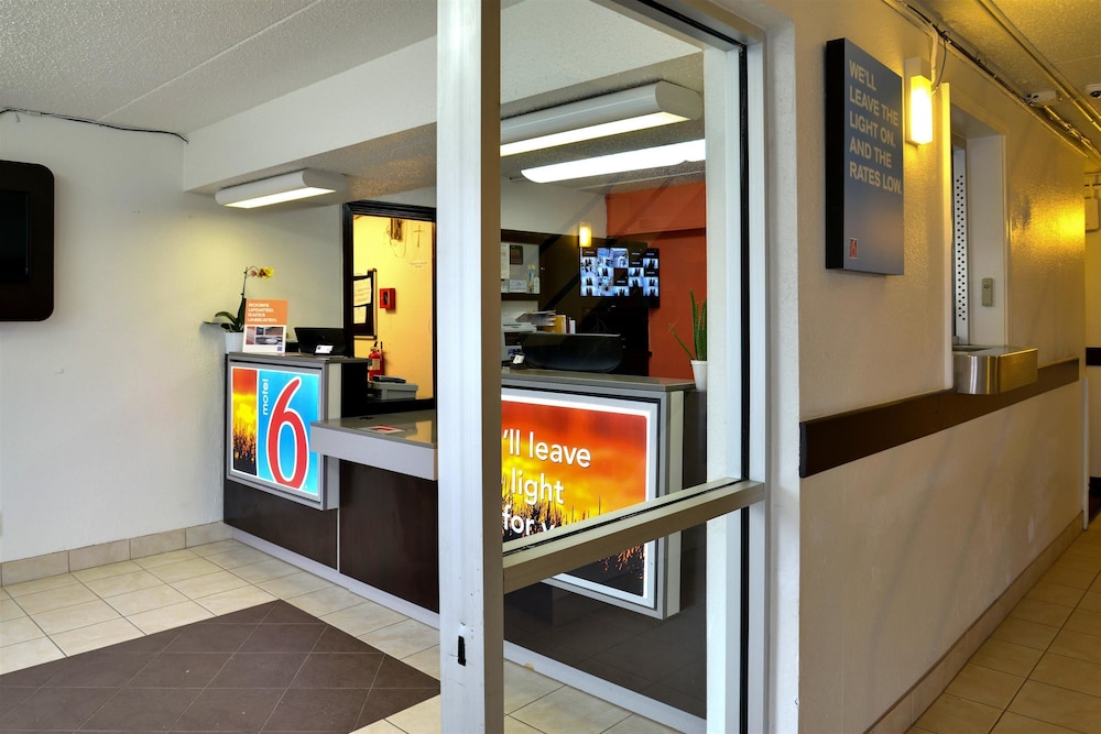 Lobby at Motel6 Toledo, OH, TOLEDO - OH