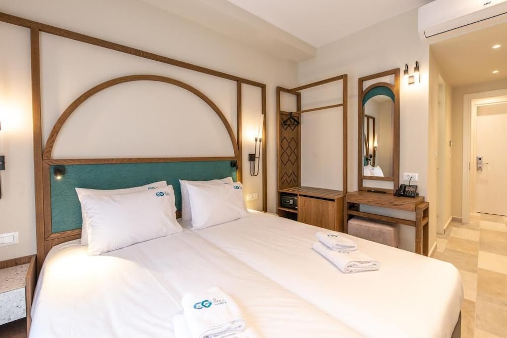 INTERIOR, DOUBLE BED