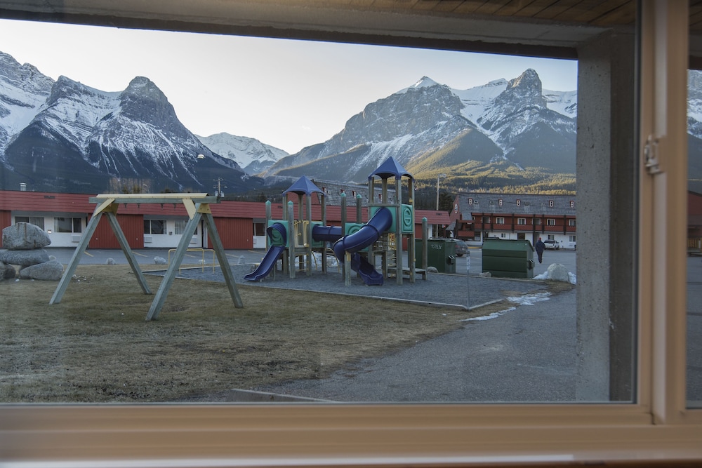 Canmore Rocky Mountain Ski Lodge 94/118