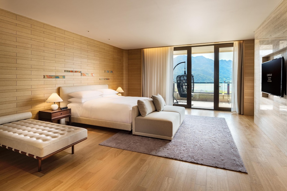 SUITE, KING BED, PET FRIENDLY