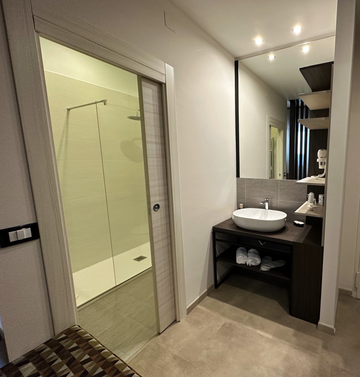 Deluxe, Triple, Round Bed، Hotel Tonic 2/2