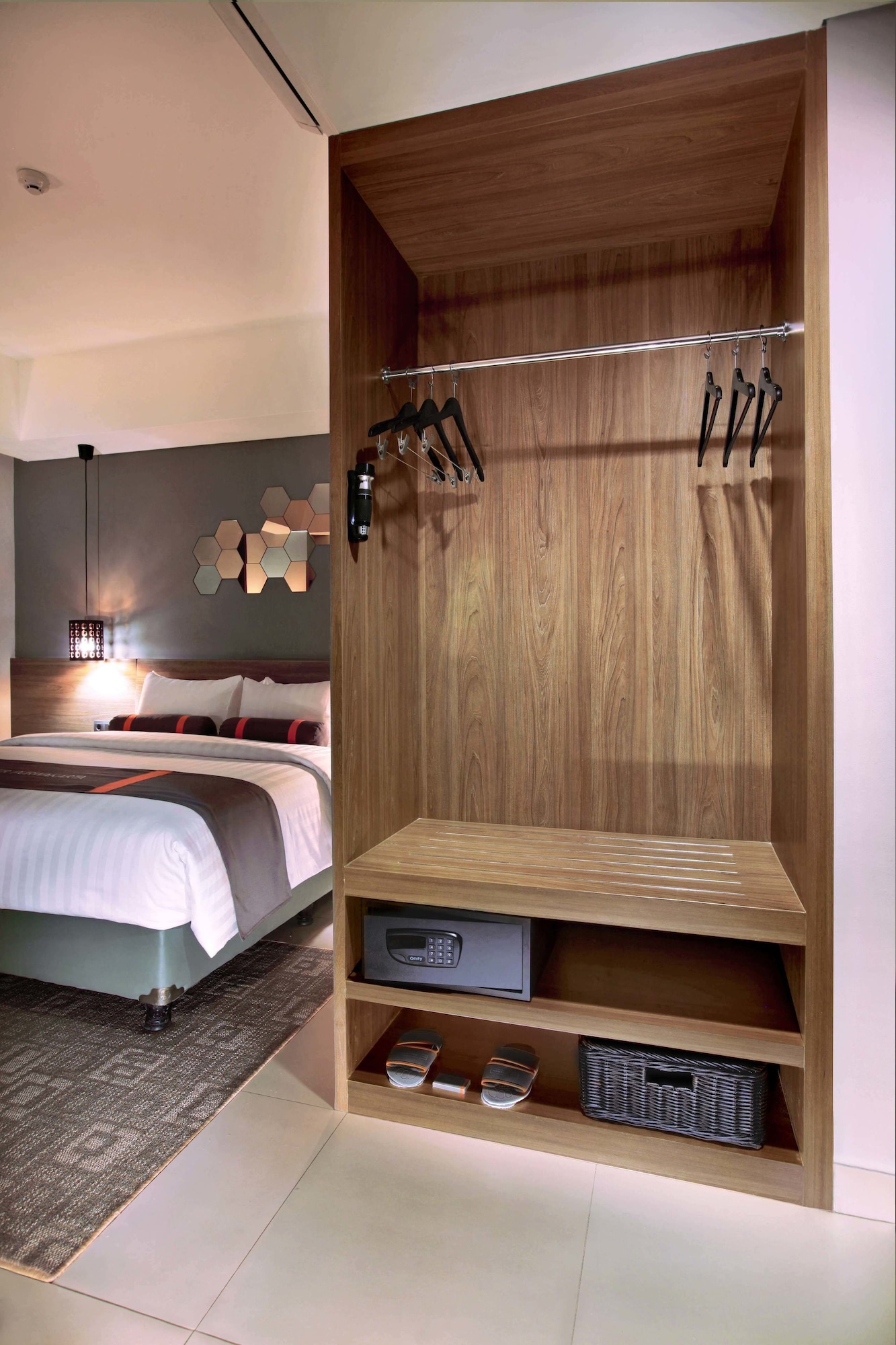 Deluxe, Queen Bed, Harper Purwakarta 4/6
