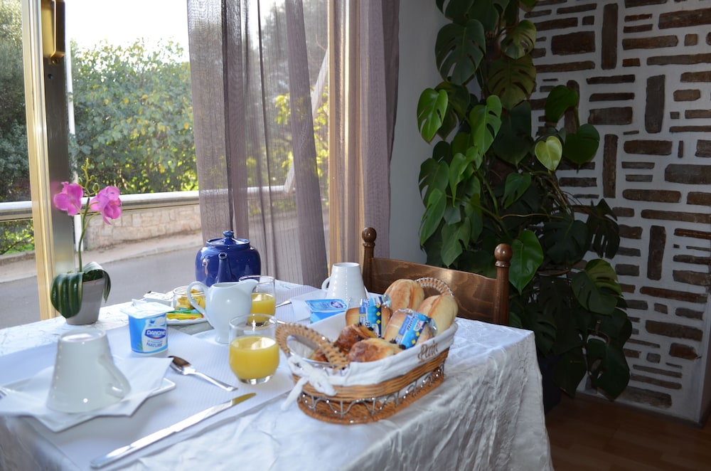 Aiglon Bylitis Hotel 36/66
