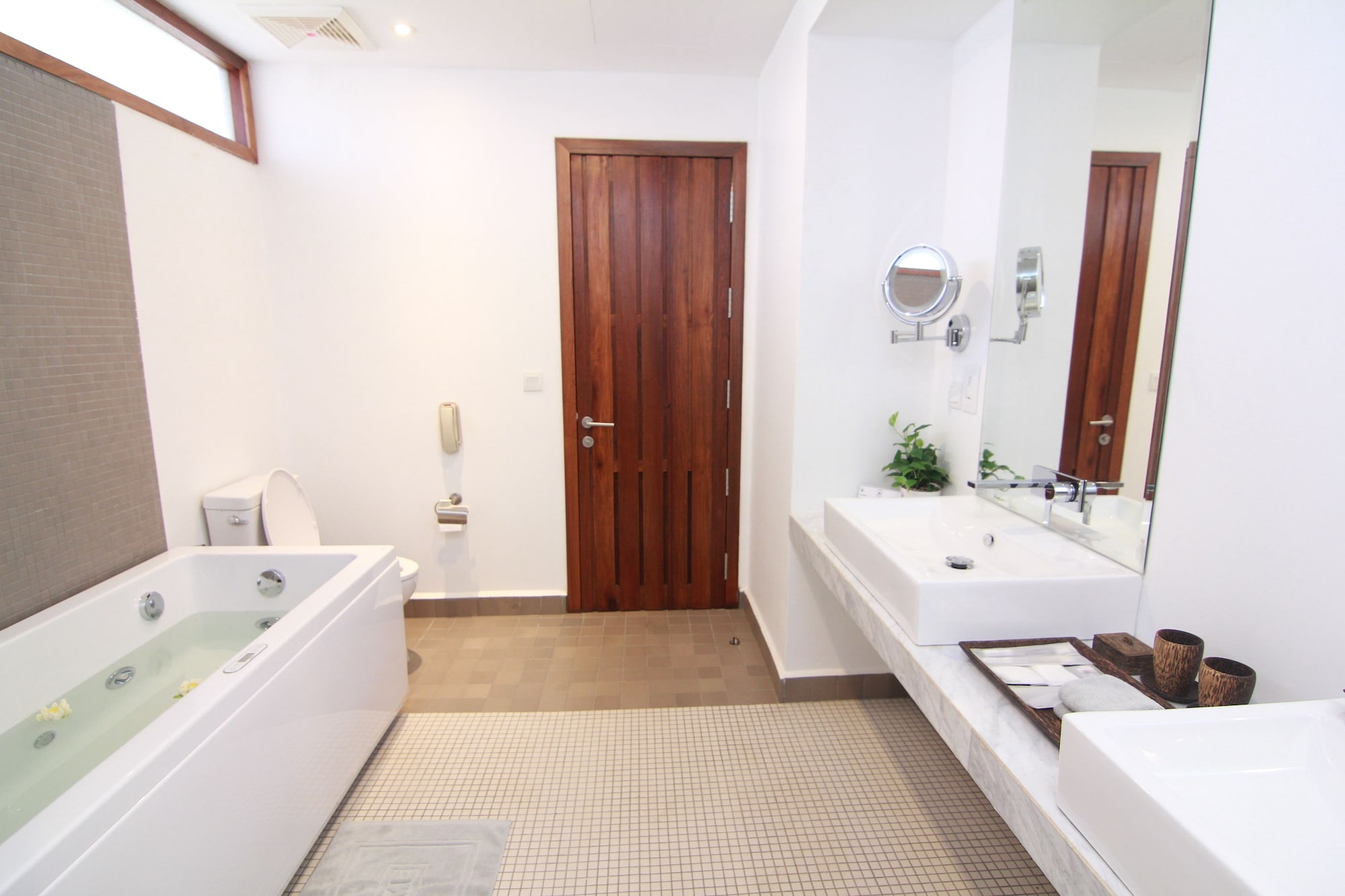 جناح تنفيذي بسرير كينج بإطلالة على المسبح مع أريكة، Hotel Somadevi Boutique 10/10