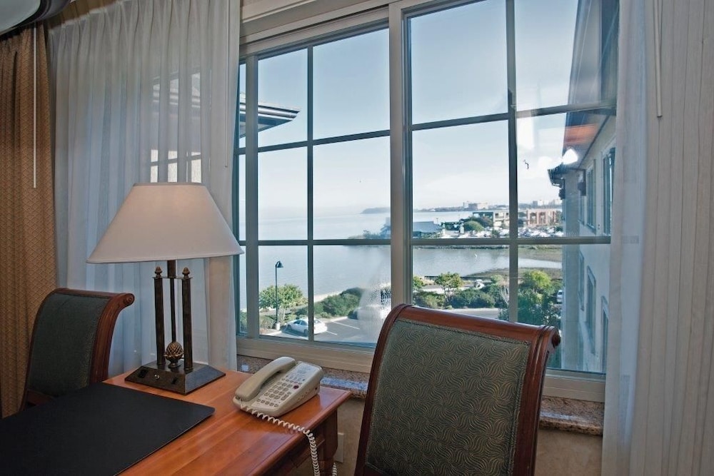 Bay Landing Hotel 33/55