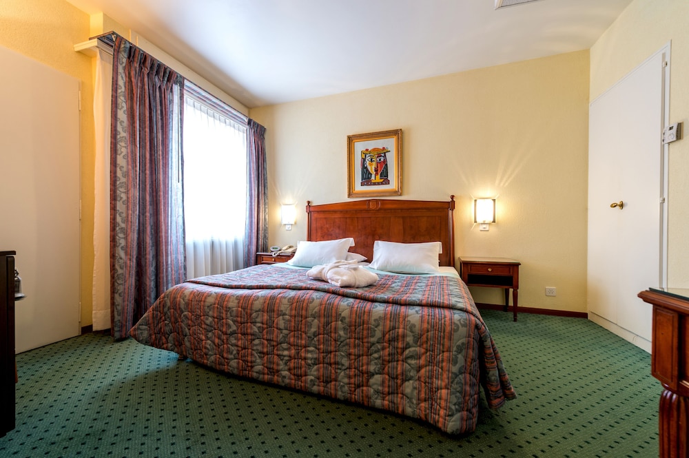 Churchill Hotel 9/37