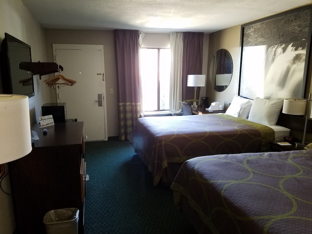 Super 8 By Wyndham Bentonville 19/59