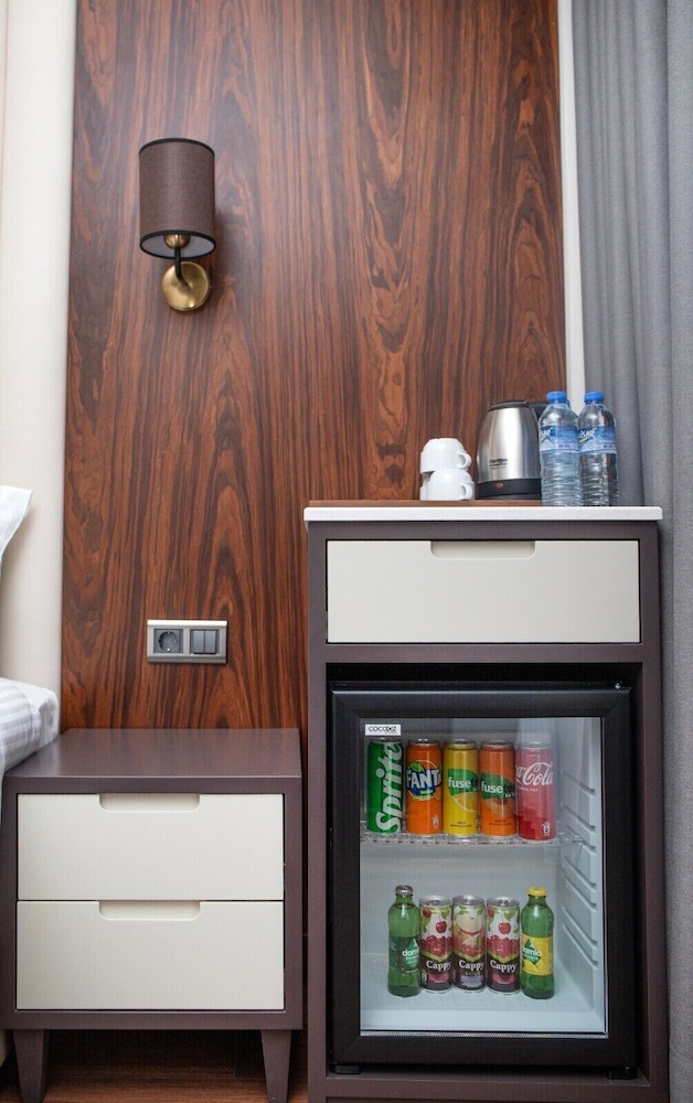 Shining Star Hotel 8/50