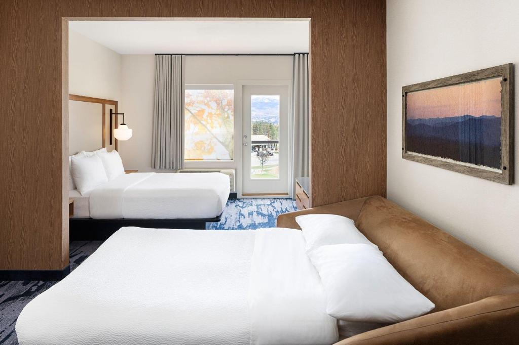 غرفة بسرير كينج مع أريكة، Fairfield Inn & Suites West Kelowna 5/8