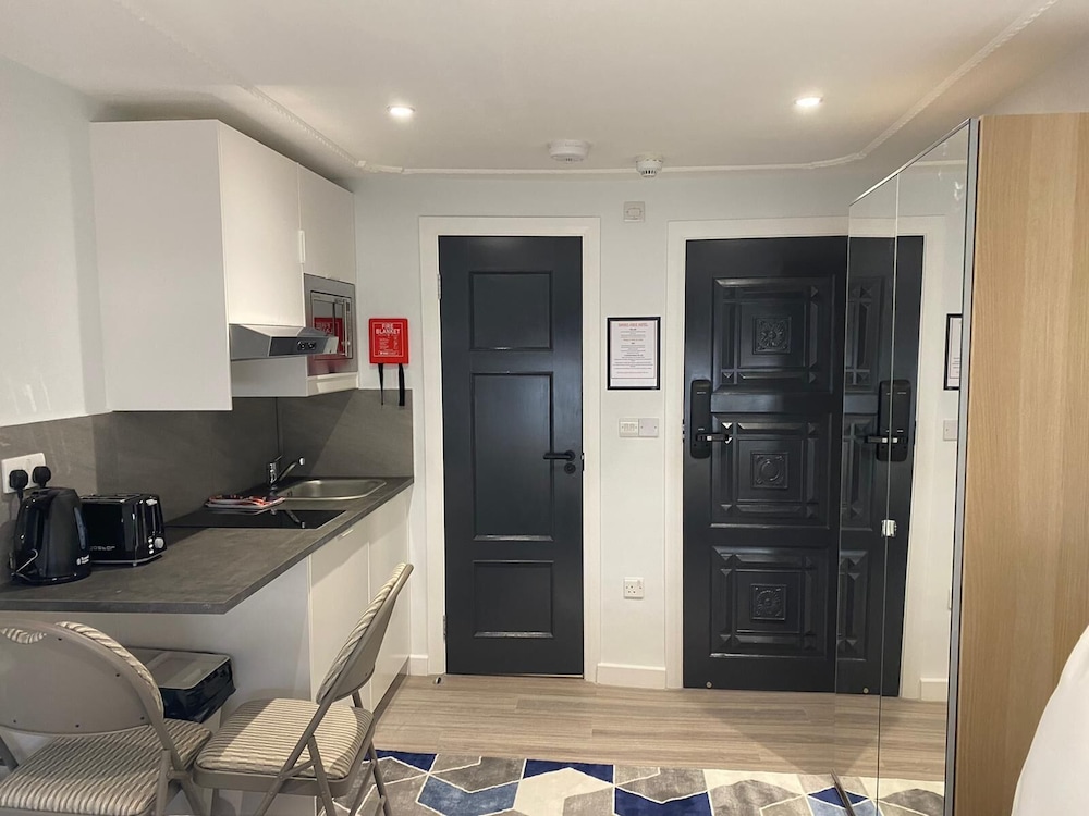 HYDE PARK SUITES 35/55