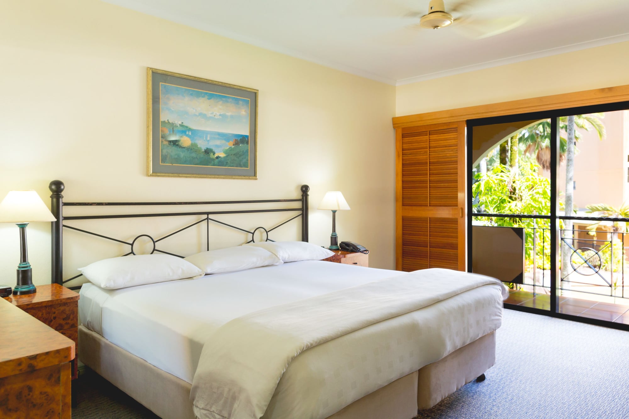 ROOM, KING BED, POOL VIEW