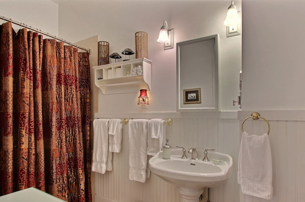 Green Palm Inn 23/25