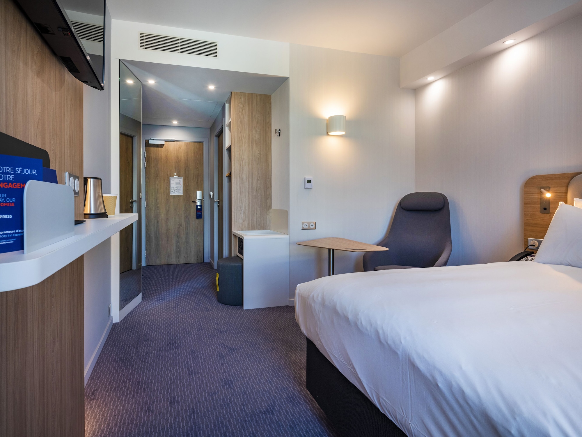 غرفة قياسية بسرير كوين بإطلالة على الجبل، Holiday Inn Express Nice - Grand Arenas 2/10