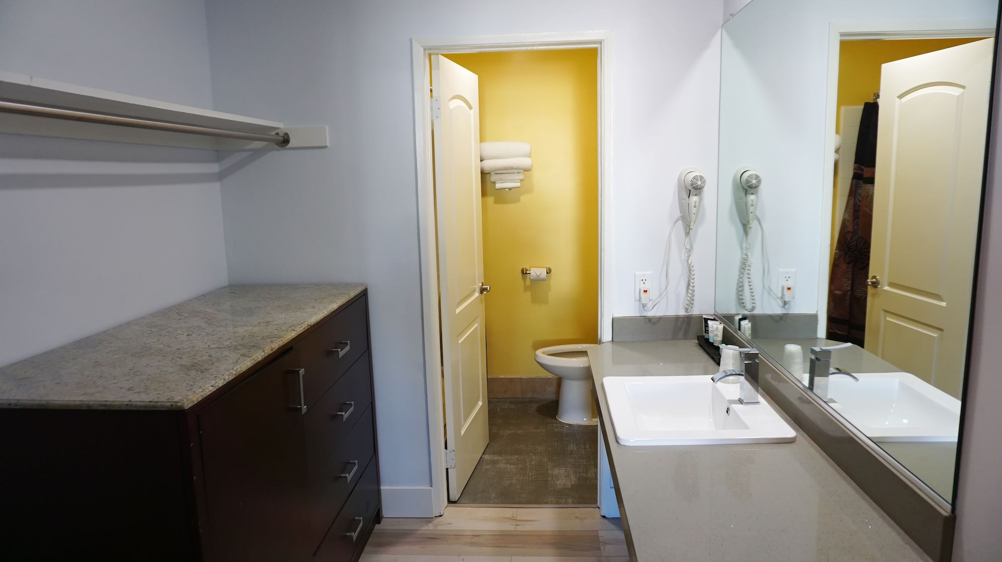 غرفة قياسية ثلاثية بثلاثة أسرّة، Hometel Suites 3/3