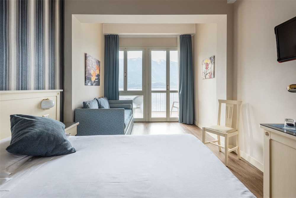 غرفة كومفورت رباعية بسريرين منفصلين بإطلالة على البحيرة مع أريكة، HOTEL SPLENDID PALACE 3/4