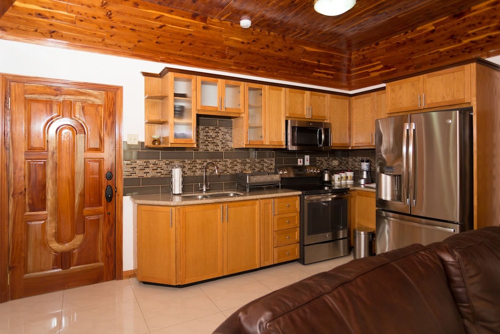 New Kingston Guest Apt At Fairway 3/24