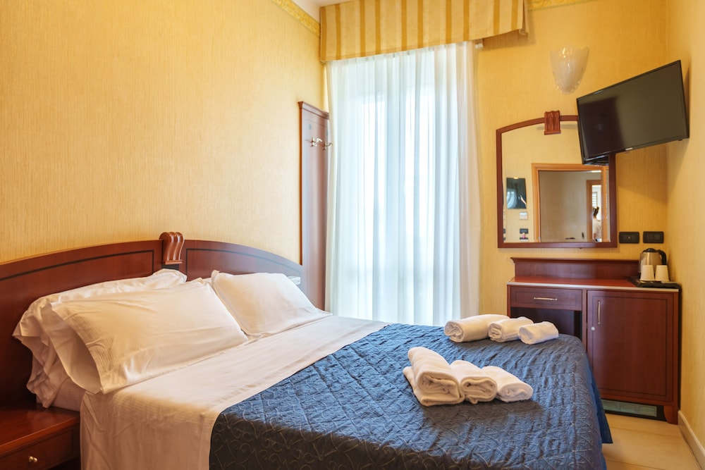 ROOM, DOUBLE OR TWIN BED, PARTIAL SEA VIEW