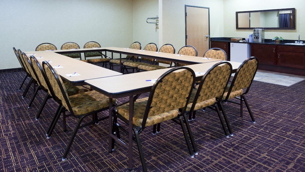 Holiday Inn Express Deforest Madison Area, an IHG Hotel 57/65