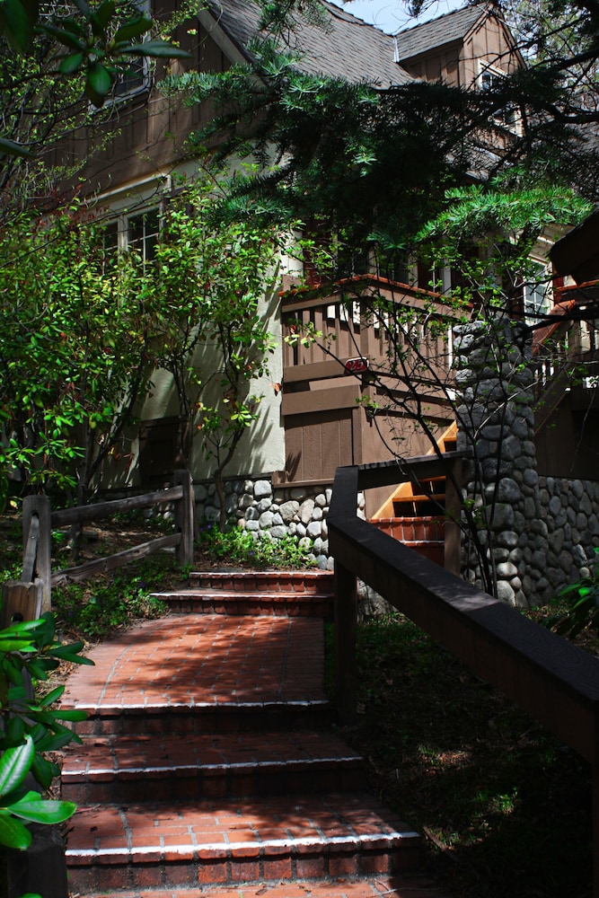 Saddleback Inn 39/44