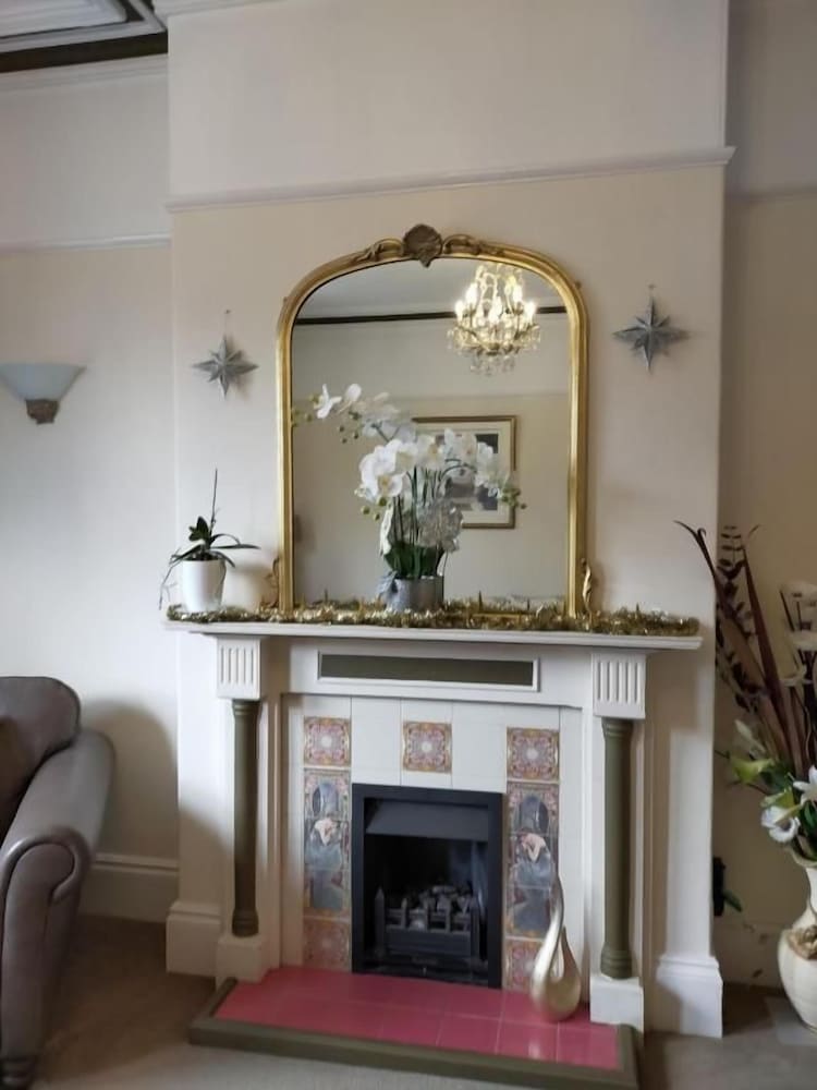 The Groveside Guest House 3/48