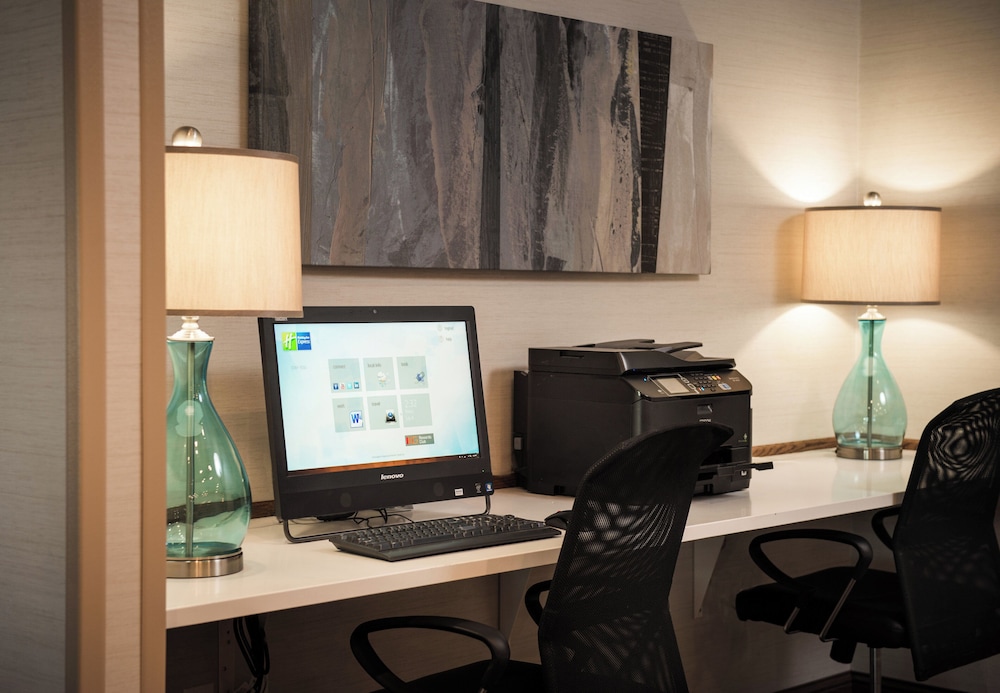 Holiday Inn Express Le Claire Riverfront-Davenport 57/66