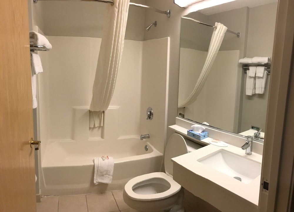 Microtel Inn & Suites by Wyndham Philadelphia Airport 14/16