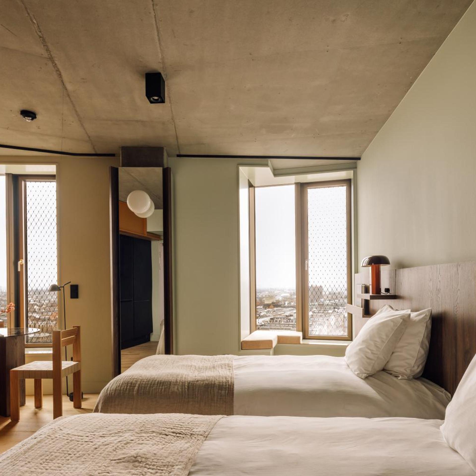 City, Studio, Twin Beds