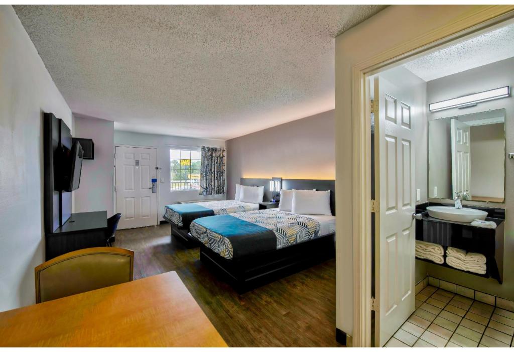 2 Full Beds - Non-Smoking